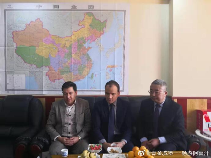 孔子学院院长和助理来到中国商城交流.jpg